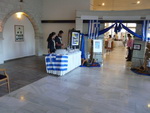Animateure am Eingang des Speisesaals im Agapi Beach Hotel in Ammoudara (GR).